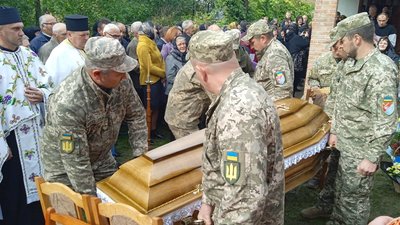 На Тернопільщині попрощалися із загиблими військовослужбовцями На Тернопільщині попрощалися із загиблими військовослужбовцями