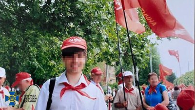 На телефоні в чоловіка знайшли фото та матеріали з комуністичною символікою На телефоні в чоловіка знайшли фото та матеріали з комуністичною символікою