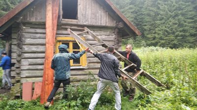 Прикарпатські волонтери відремонтували туристичний притулок у Ґорґанах Прикарпатські волонтери відремонтували туристичний притулок у Ґорґанах