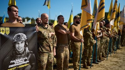 Орден "За мужність" передали матері загиблого бійця "Азову" Тараса Лазарчука