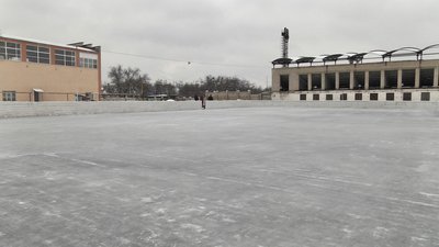 "Безкоштовно, ковзани потрібно приносити свої". У Сєвєродонецьку готують ковзанку до відкриття