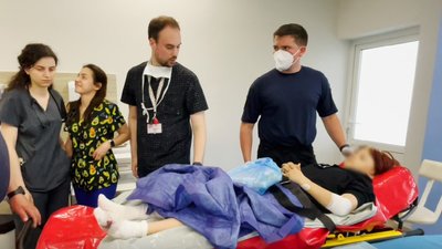 У Львові лікують 15-річну дівчину, яка з пораненими ногами вивезла чотирьох людей з-під обстрілу