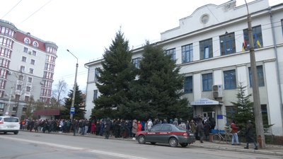 В Івано-Франківську люди стоять у черзі по кілька годин, щоб здати кров В Івано-Франківську люди стоять у черзі по кілька годин, щоб здати кров