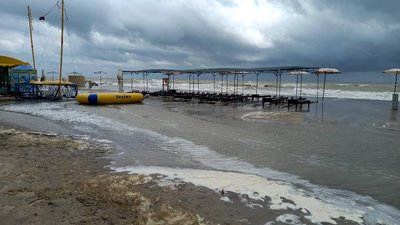 Через несприятливі погодні умови у Кирилівці затопило бази відпочинку, у Бердянську — пляж Через несприятливі погодні умови у Кирилівці затопило бази відпочинку, у Бердянську — пляж