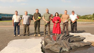 Без анонсів та масовості: як на Чернігівщині відзначили День державного прапора Без анонсів та масовості: як на Чернігівщині відзначили День державного прапора