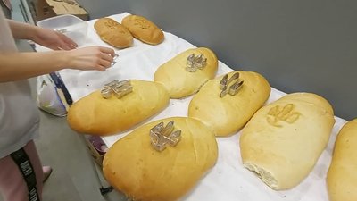 "Душею вболіваємо за хлопців": у Харкові волонтери випікають хліб із тризубами