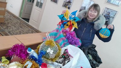 У Сумах прикрашають живі ялинки іграшками, що зробили містяни У Сумах прикрашають живі ялинки іграшками, що зробили містяни