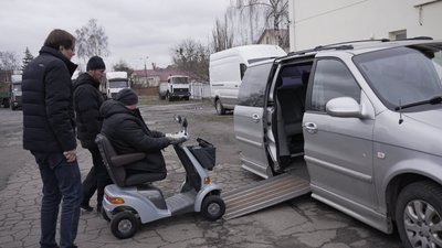 Вінницькі волонтери передали оборонцю крісло колісне з електроприводом Вінницькі волонтери передали оборонцю крісло колісне з електроприводом