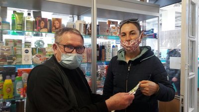Дві школярки з різних куточків Харківщини шиють маски Дві школярки з різних куточків Харківщини шиють маски
