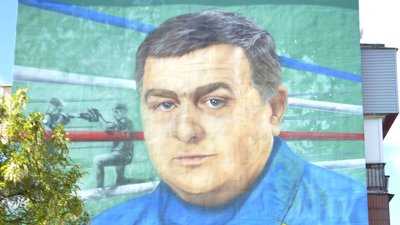 У Енергодарі завершили мурал, присвячений заслуженому тренеру Володимиру Манзулі