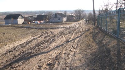 Застрягають машини і люди: жителі села під Луцьком скаржаться на стан дороги. Коли її полагодять Застрягають машини і люди: жителі села під Луцьком скаржаться на стан дороги. Коли її полагодять