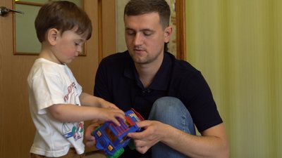 Пішов у декрет, щоб доглядати сина. Михайло Амосов. СУСПІЛЬНЕ | ЛЮДИ