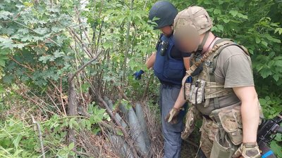 На Харківщині знайшли заміновану ділянку дороги з 20-ма артилерійськими снарядами На Харківщині знайшли заміновану ділянку дороги з 20-ма артилерійськими снарядами