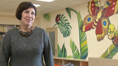 Тропіки і комахи: на Черкащині художник розмалював стіни шкільної бібліотеки Тропіки і комахи: на Черкащині художник розмалював стіни шкільної бібліотеки