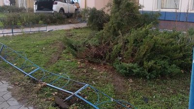 У Херсоні водійка позашляховика на підпитку врізалась у магазин (ФОТО) У Херсоні водійка позашляховика на підпитку врізалась у магазин (ФОТО)