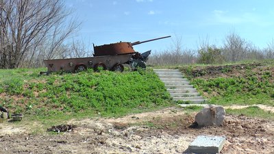 У прифронтовій Авдіївці реконструюють меморіал українським захисникам У прифронтовій Авдіївці реконструюють меморіал українським захисникам