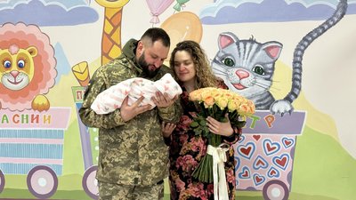 Військовослужбовець Денис Щолоков на виписці з пологового відділення Військовослужбовець Денис Щолоков на виписці з пологового відділення