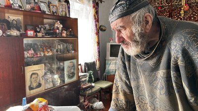 Василь Колісник живе у мороз у своїй хаті