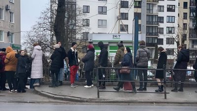 Біля банкоматів у Тернополі – черги Біля банкоматів у Тернополі – черги