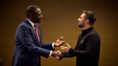 Володимир Зеленський тисне руку президенту Кенії Вільяму Руто