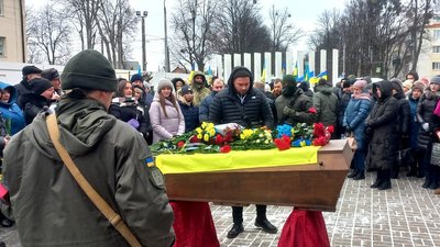 Сумчани попрощалися з оборонцем Маріуполя Максимом Міхліним Сумчани попрощалися з оборонцем Маріуполя Максимом Міхліним