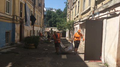 Вдруге за літо: у житловому будинку в Одесі знов обвалився дах