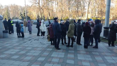 У Полтаві протест проти забудовника: люди перекрили рух транспорту в центрі У Полтаві протест проти забудовника: люди перекрили рух транспорту в центрі