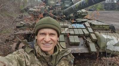 Екскурсовод та рестораторка стали волонтерами, а журналіст — військовим. Історії людей, які змінили професії через війну Екскурсовод та рестораторка стали волонтерами, а журналіст — військовим. Історії людей, які змінили професії через війну