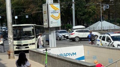 Жінка травмувалася унаслідок ДТП за участі маршрутного автобуса та легковика
