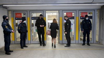 18-річна дівчина продавала спецперепустки для київського метро. За скільки та що їй загрожує
