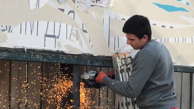 У Франківську демонтовують незаконні білборди У Франківську демонтовують незаконні білборди