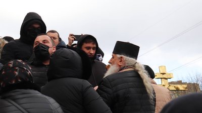 Зі сварками й сутичками. У Франківську віряни ПЦУ прийшли на перше богослужіння у храм на Довженка, що належав УПЦ МП Зі сварками й сутичками. У Франківську віряни ПЦУ прийшли на перше богослужіння у храм на Довженка, що належав УПЦ МП