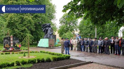 В Олександрівці на Кіровоградщині покладанням квітів вшанували пам'ять прикордонників В Олександрівці на Кіровоградщині покладанням квітів вшанували пам'ять прикордонників