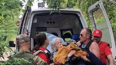 Дніпровські волонтери доставили 60 продуктових наборів на Донеччину та евакуювали звідти 92-річну бабусю