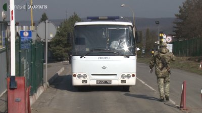 Автобусом доправляють українців через КПП «Ужгород»