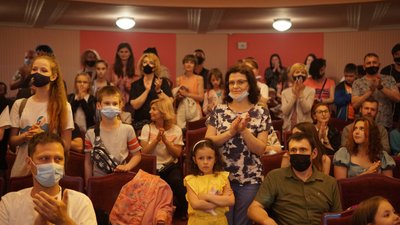 Трилогія зцілення: на франківській сцені презентували музичну виставу "Планета радості" Трилогія зцілення: на франківській сцені презентували музичну виставу "Планета радості"