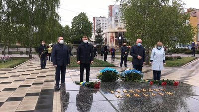 Кропивничани приносили квіти до меморіалу жертвам Чорнобиля впродовж дня Кропивничани приносили квіти до меморіалу жертвам Чорнобиля впродовж дня