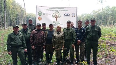 Прикарпатці долучилися до всеукраїнської акції "Мільйон дерев за добу" Прикарпатці долучилися до всеукраїнської акції "Мільйон дерев за добу"