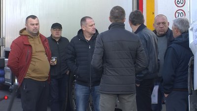 На Волині - страйк міжнародних перевізників. Пів сотні вантажівок їдуть на кордон На Волині - страйк міжнародних перевізників. Пів сотні вантажівок їдуть на кордон