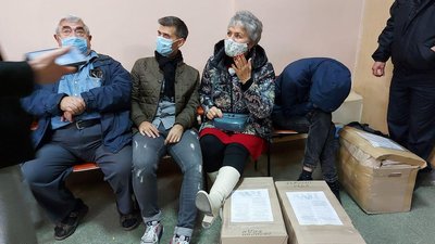 Черги й тиснява: як у виборчкомі в Харкові приймають протоколи Черги й тиснява: як у виборчкомі в Харкові приймають протоколи