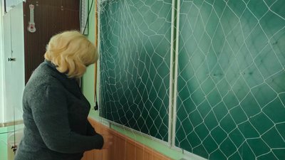 Шиють подушки й рюкзаки та плетуть маскувальні сітки. Як освітяни та переселенці з Донбасу допомагають ЗСУ Шиють подушки й рюкзаки та плетуть маскувальні сітки. Як освітяни та переселенці з Донбасу допомагають ЗСУ