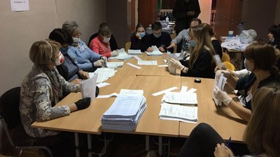 Понад чотири години сортували та звіряли кількість бюлетенів: як рахують голоси у Харкові