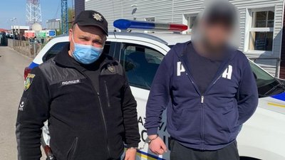 Розшукуваного за скоєння розбоїв у двох регіонах екстрадували в Україну Розшукуваного за скоєння розбоїв у двох регіонах екстрадували в Україну