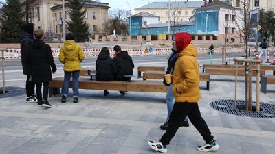 На площі встановили вуличні меблі На площі встановили вуличні меблі