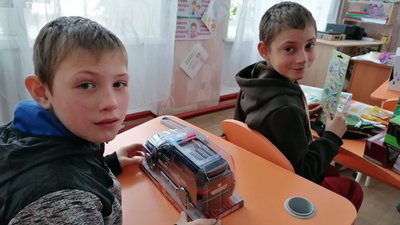 "Просили в листах миру". На Кіровоградщині благодійники зібрали різдвяні подарунки для учнів спецшколи "Просили в листах миру". На Кіровоградщині благодійники зібрали різдвяні подарунки для учнів спецшколи