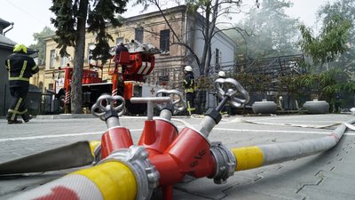 Як рятувальники гасять Будинок архітектора у центрі Харкова: фоторепортаж Як рятувальники гасять Будинок архітектора у центрі Харкова: фоторепортаж