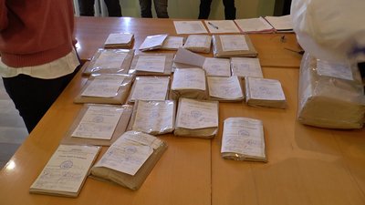 У Шевченківській районній у Полтаві ТВК перераховують бюлетені У Шевченківській районній у Полтаві ТВК перераховують бюлетені
