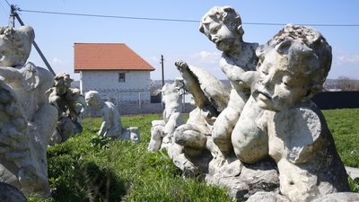 В Одесі відновлюють історичні скульптури з оперного театру В Одесі відновлюють історичні скульптури з оперного театру