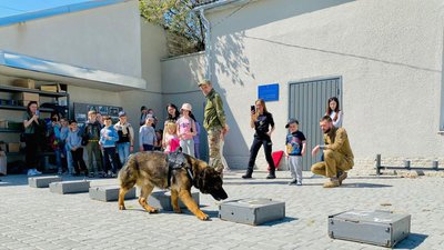 У гості до "хвостатих поліціянтів". Діти з "гарячих" точок України відвідали кінологічний центр поліції Прикарпаття У гості до "хвостатих поліціянтів". Діти з "гарячих" точок України відвідали кінологічний центр поліції Прикарпаття