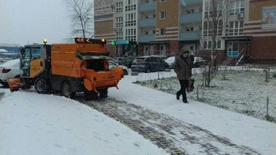 Замети, численні аварії та затори. У Києві вирує хуртовина Замети, численні аварії та затори. У Києві вирує хуртовина